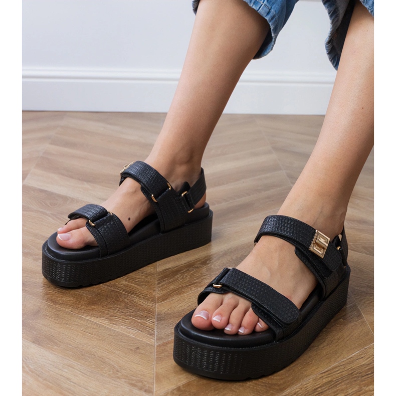 Sandali neri sulla piattaforma con cinghie sul velcro nero 1