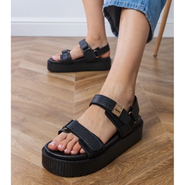 Sandali neri sulla piattaforma con cinghie sul velcro nero 2