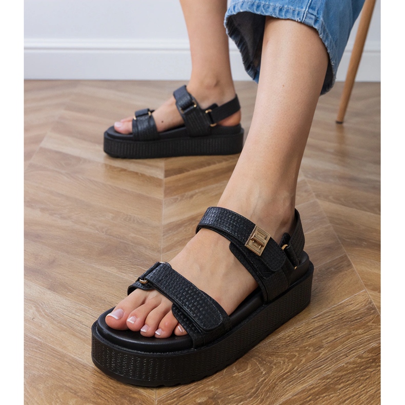 Sandali neri sulla piattaforma con cinghie sul velcro nero 2