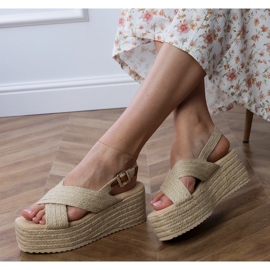 Sandali beige espadrilles su una piattaforma con strisce 2