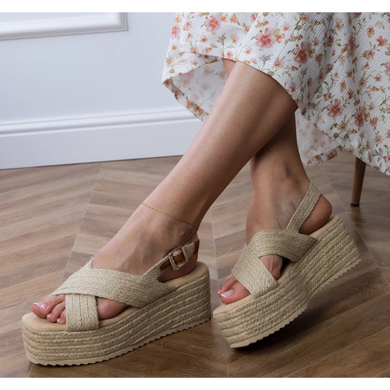 Sandali beige espadrilles su una piattaforma con strisce 2