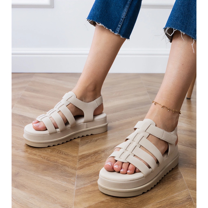 Sandali del gladiatore beige sulla piattaforma 1