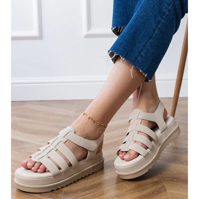 Sandali del gladiatore beige sulla piattaforma 2