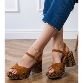 Sandali ecologici marroni sul palo marrone 2