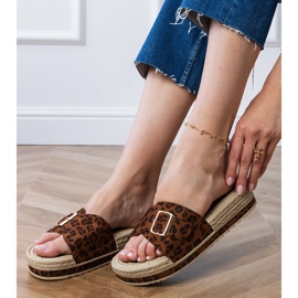 Panther Flip Flops sulla piattaforma con una fibbia sulla barra marrone 1