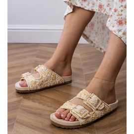 Flap all'uncinetto beige con morsetti su strisce 1