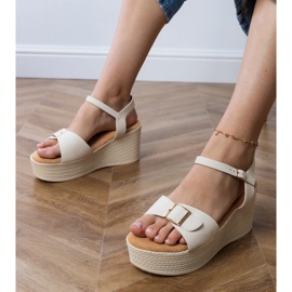 Sandali da donna beige con fibbia decorativa 1