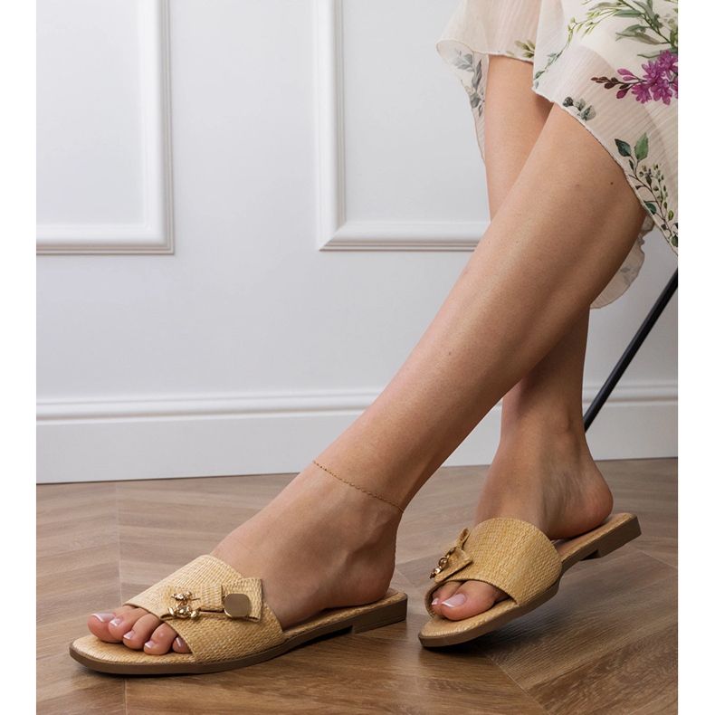 Flip piatti beige con una decorazione dorata 2