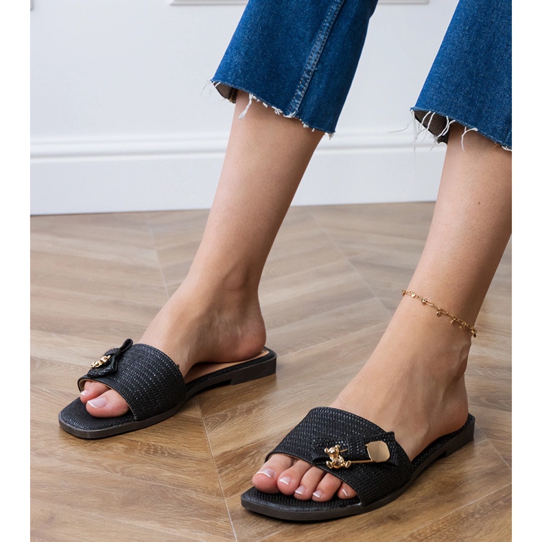 Flip piatti neri con una decorazione dorata nero 1