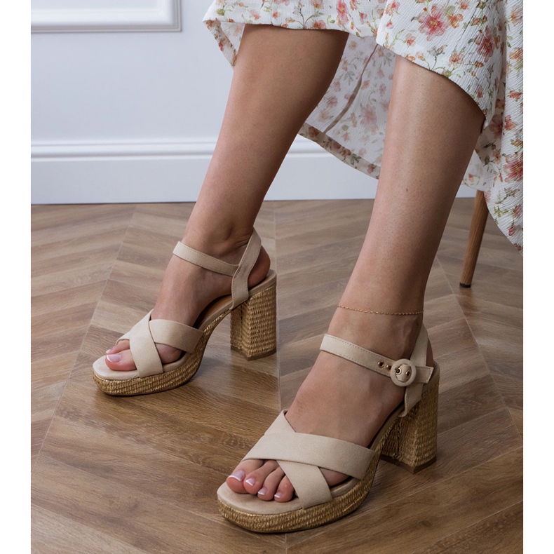 Sandali beige con strisce sul palo 2