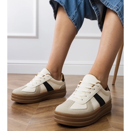 Sneaker da donna beige sulla piattaforma 1