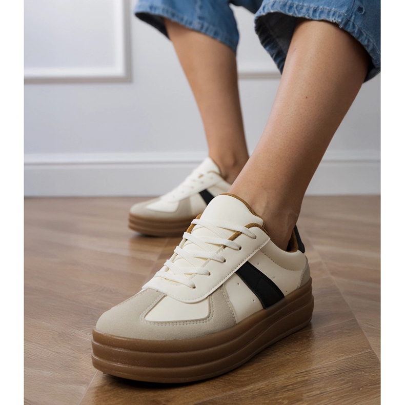Sneaker da donna beige sulla piattaforma 2