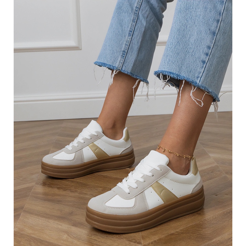 Sneakers bianche da donna sulla piattaforma bianca 1