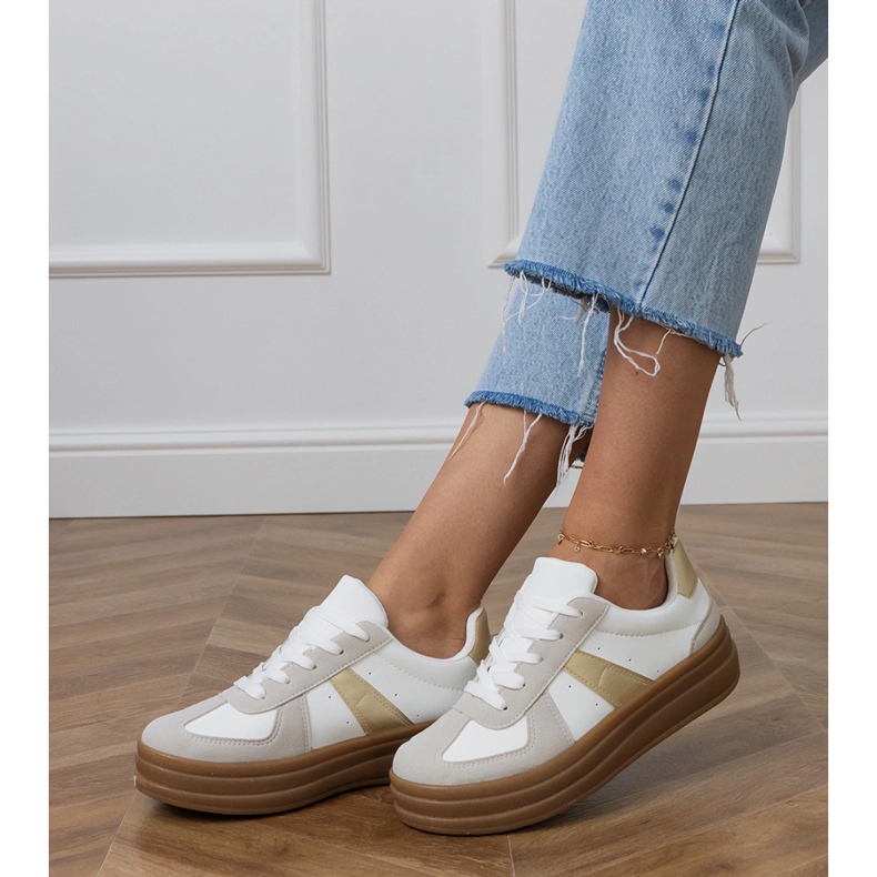 Sneakers bianche da donna sulla piattaforma bianca 2