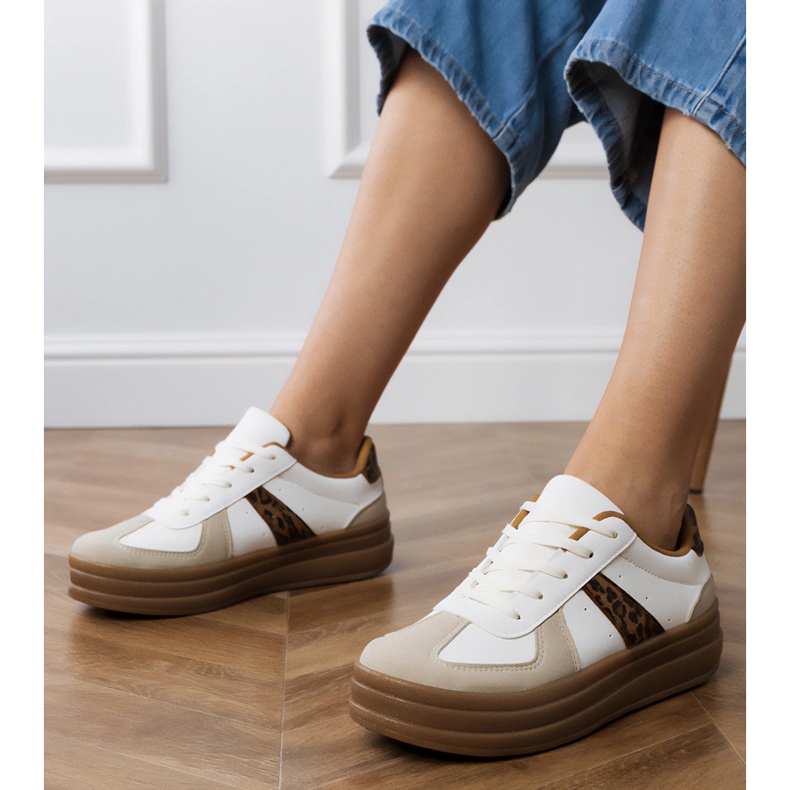 Sneaker leopardate da donna sulla piattaforma bianca 1