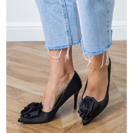 Pompe di raso nero con un fiore 2