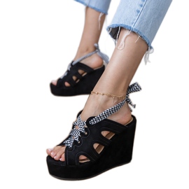 Sandali a cuneo nero con allacciatura decorativa 2