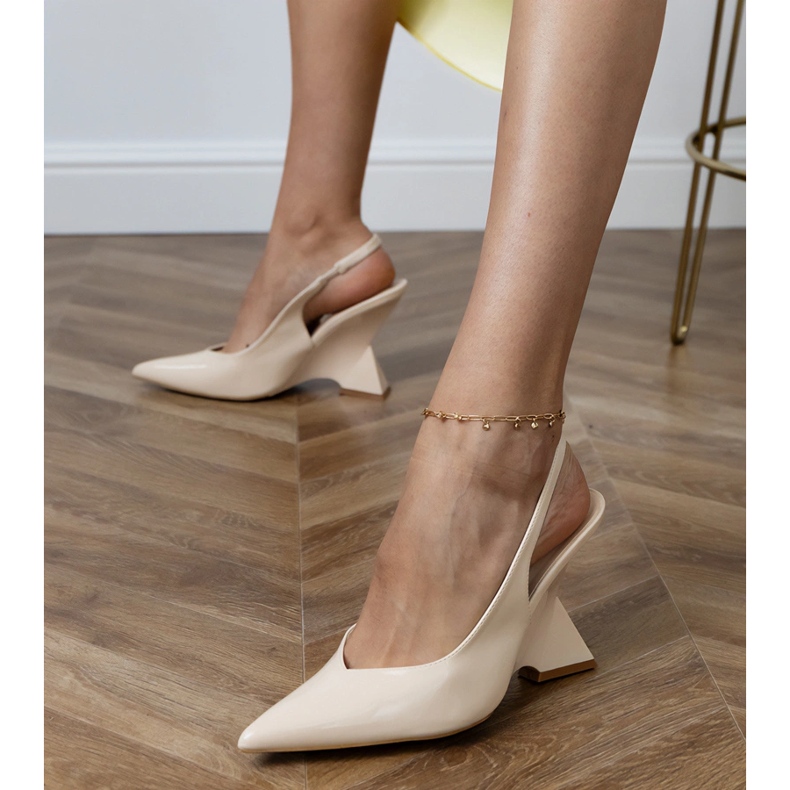 Sandali beige su un cuneo geometrico 2