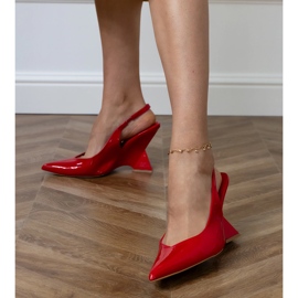 Sandali rossi su un cuneo geometrico rosso 2