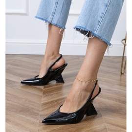 Sandali neri su un cuneo geometrico nero 1