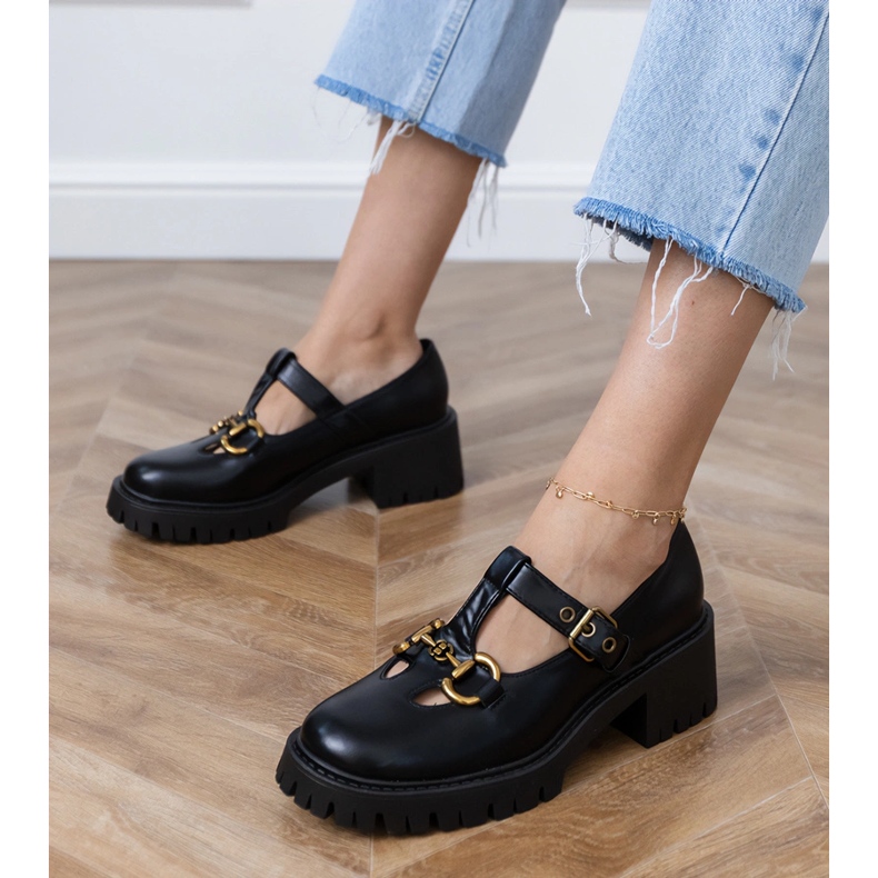 Scarpe nere su una suola spessa con una decorazione dorata nero 1