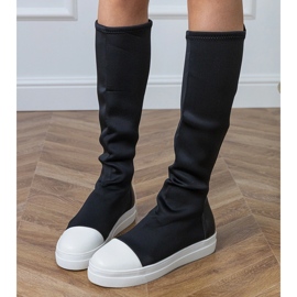 Stivali sportivi di materiale nero con una tomaia elastica 2