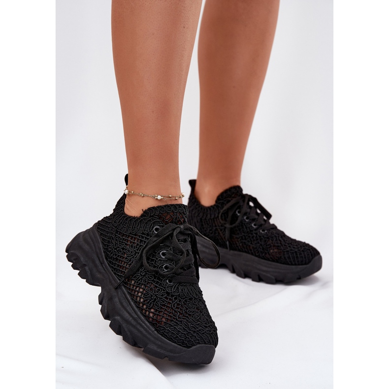 Sneaker da donna con una tomaia nera all'uncinetto nero 2