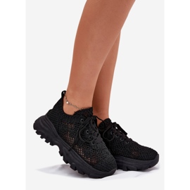 Sneaker da donna con una tomaia nera all'uncinetto nero 1