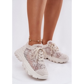 Sneaker femminili con una tomaia beige all'uncinetto 2