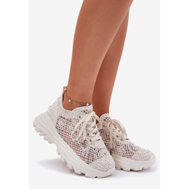 Sneaker femminili con una tomaia beige all'uncinetto 1