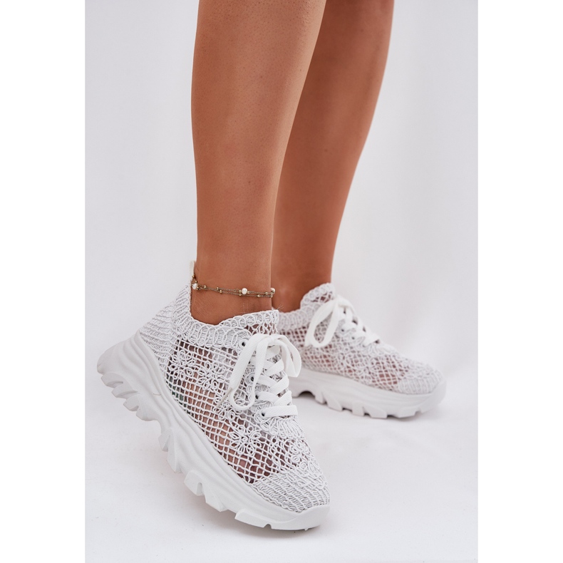 Sneaker da donna con una tomaia bianca all'uncinetto 2