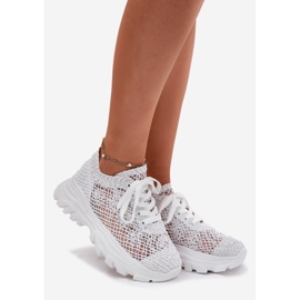 Sneaker da donna con una tomaia bianca all'uncinetto 1