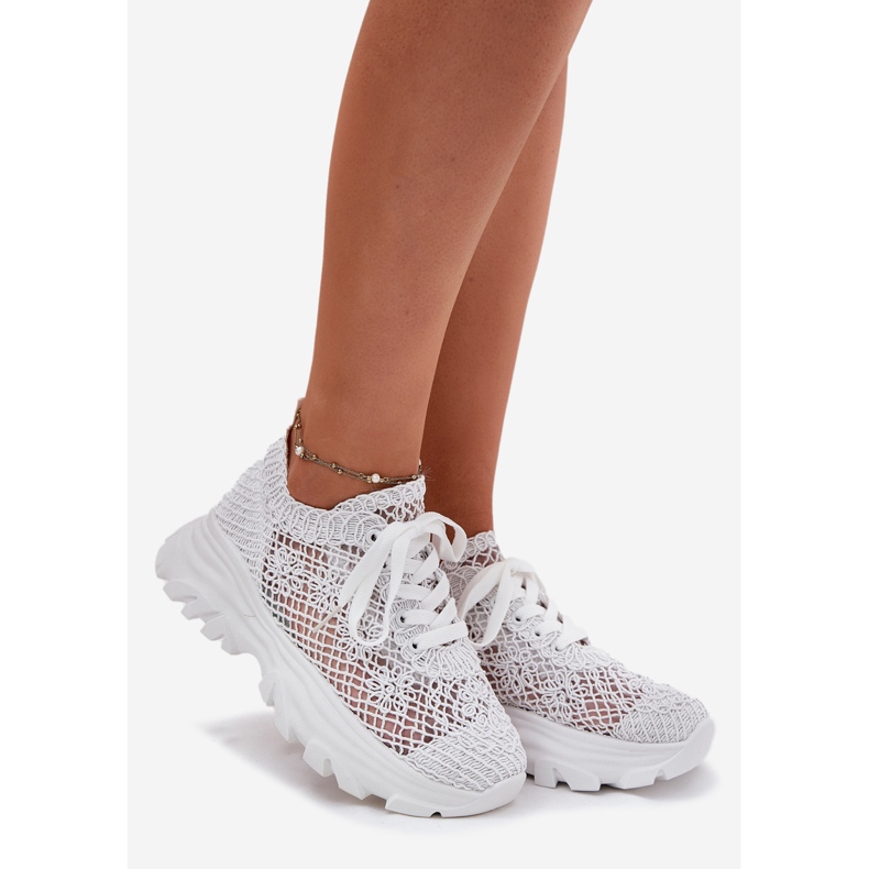 Sneaker da donna con una tomaia bianca all'uncinetto bianco 1