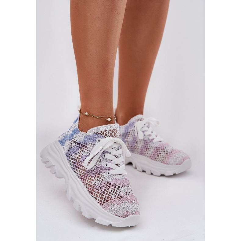 Sneaker da donna con una tomaia multicolore all'uncinetto 2