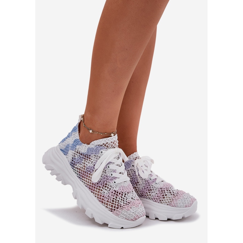 Sneaker da donna con una tomaia multicolore all'uncinetto 1