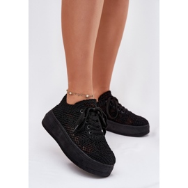 Sneaker femminili sulla piattaforma con una tomaia nera all'uncinetto nero 1