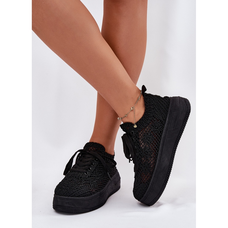 Sneaker femminili sulla piattaforma con una tomaia nera all'uncinetto nero 2