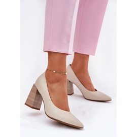 EVento Pompe in pelle sul post beige 2