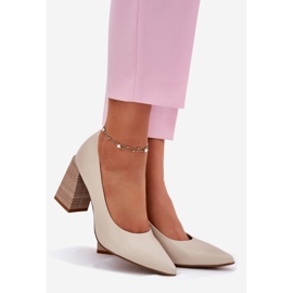 EVento Pompe in pelle sul post beige 1