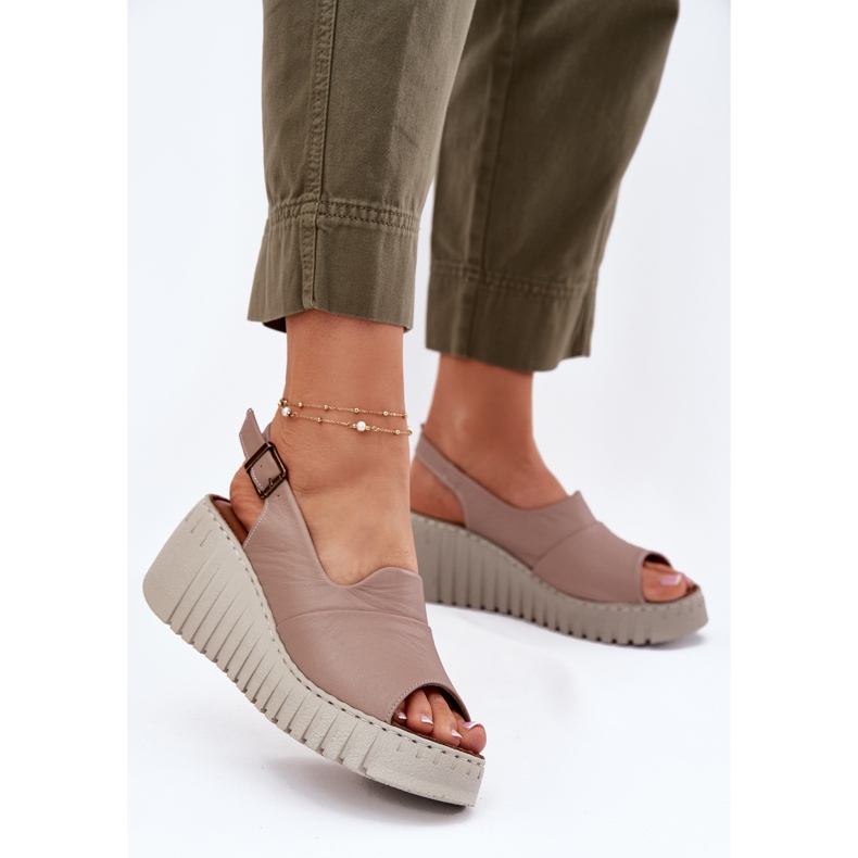 ARTIKER Sandali da donna realizzati in pelle naturale per un cuneo artker 54c0788 beige scuro 2