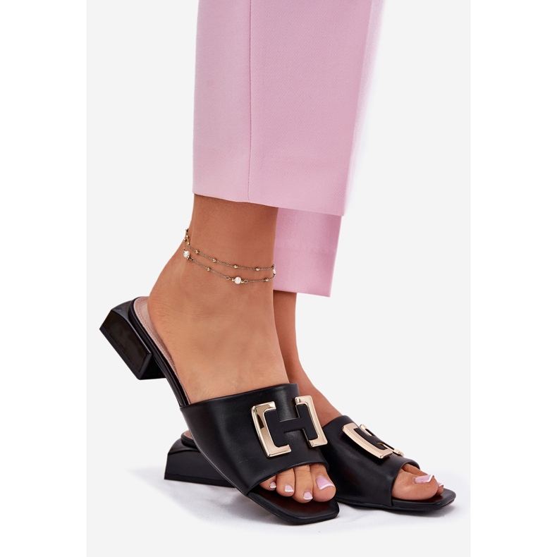 Vinceza Eleganti pantofole da donna su un blocco con un dettaglio dorato di Vincez 62229 nero 1