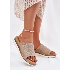 Infradito da donna con un cuneo beige 2