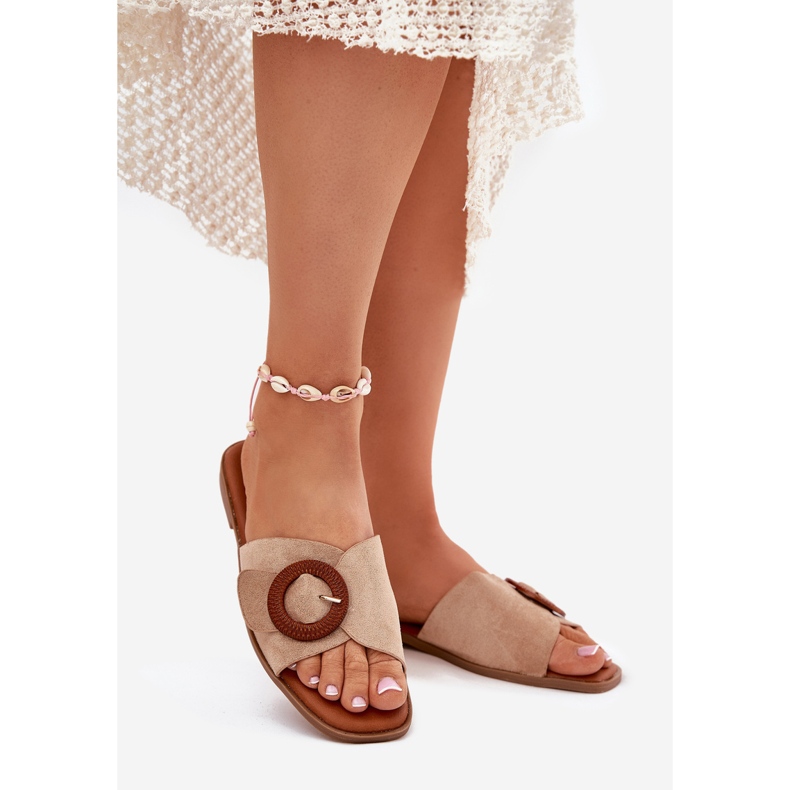 Flip da donna a ruote piatte con un morsetto beige 1