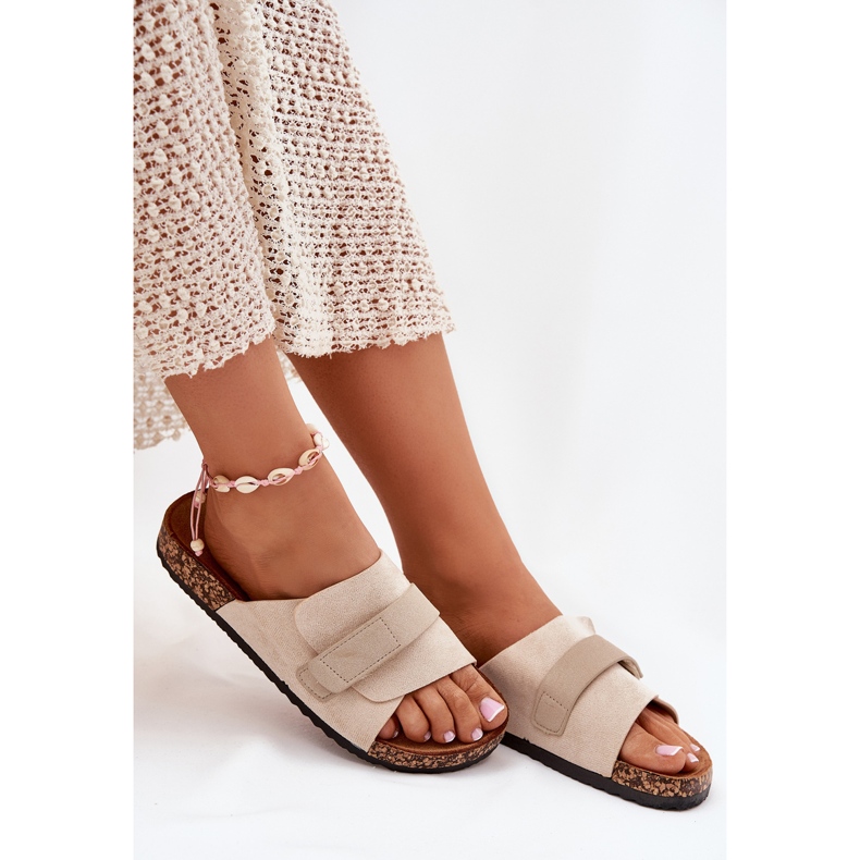 Infradito da donna con velcro su una piattaforma di sughero beige 2