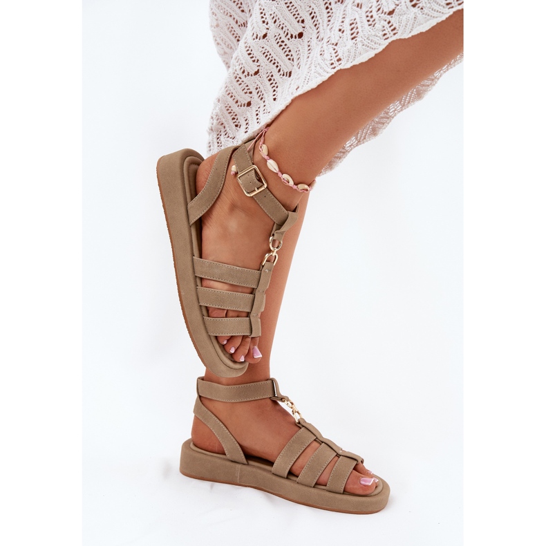Sandali femminili sulla piattaforma con il kaki in dettaglio dorato beige 2