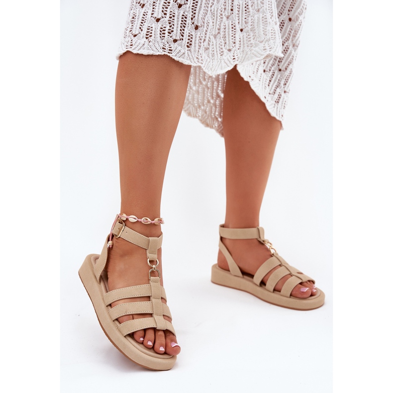 Sandali femminili sulla piattaforma con beige di dettaglio dorato 2