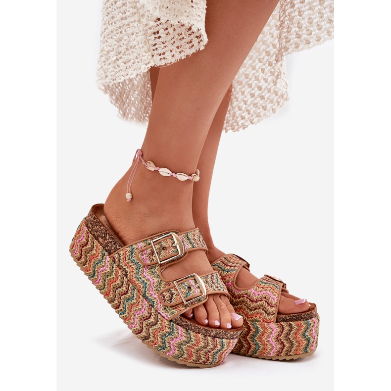 Pantofole da donna su una piattaforma enorme con fibbie a treccia e multicolore beige 1