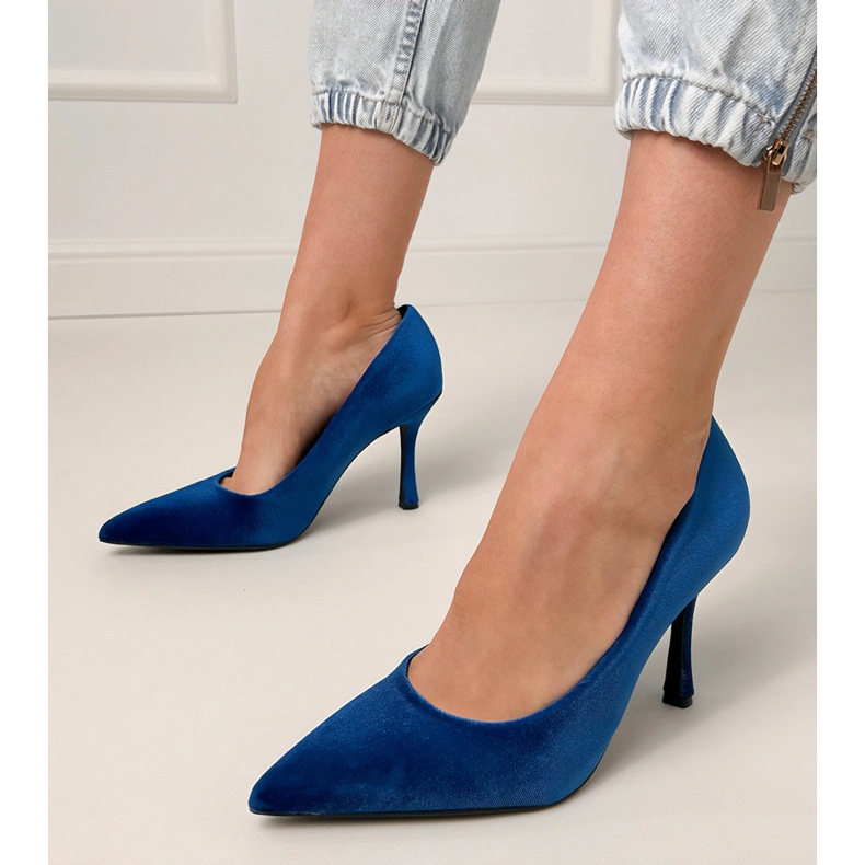 Pompe di velluto blu navy sul tallone alto 1