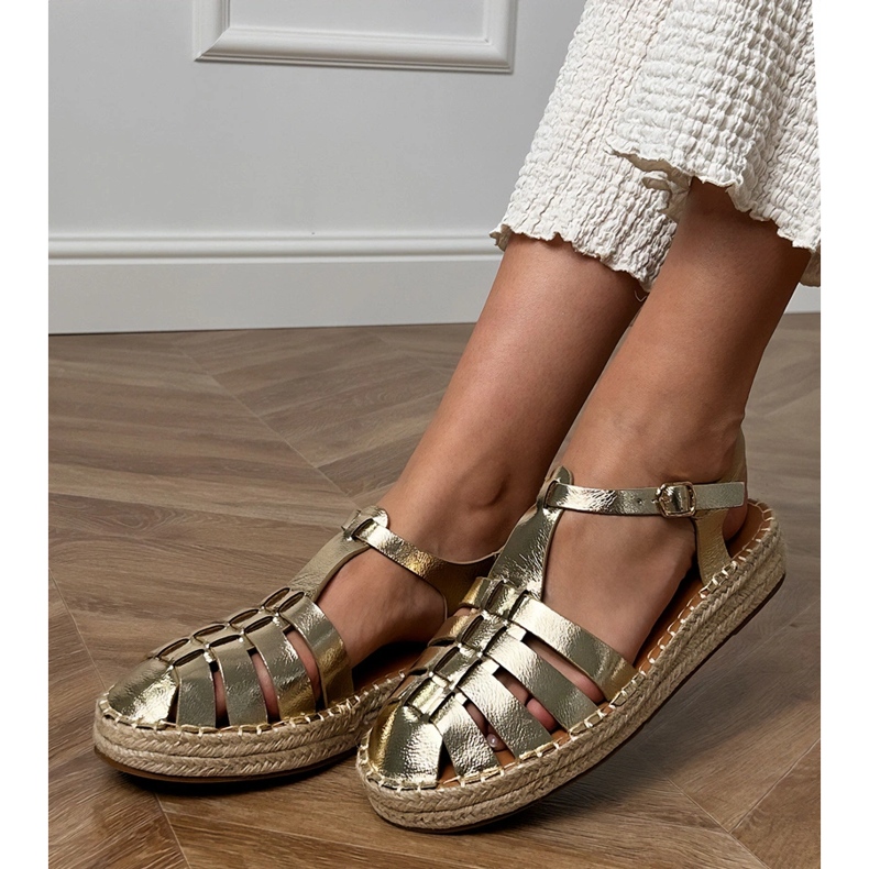Sandali dorati espadrilles gladiatore di eco -leather d'oro 1