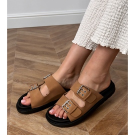 Flip -flip marroni con morsetti su strisce marrone 1